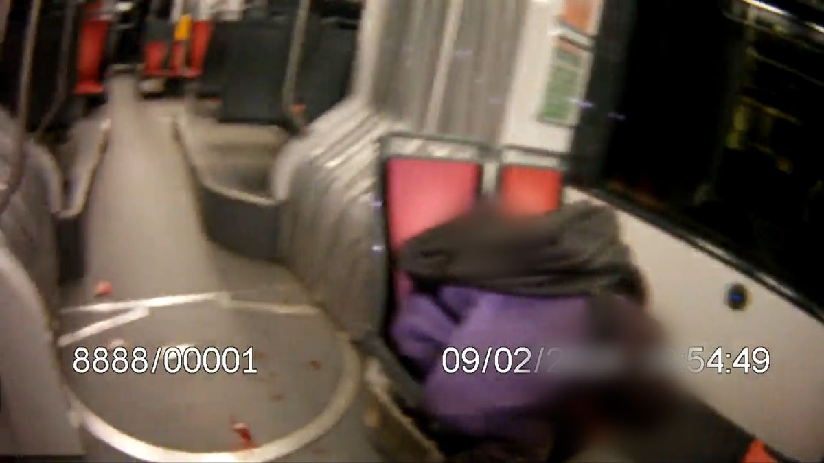 Dva muži se pohádali v brněnské tramvaji, mladší pak staršího brutálně ztloukl
